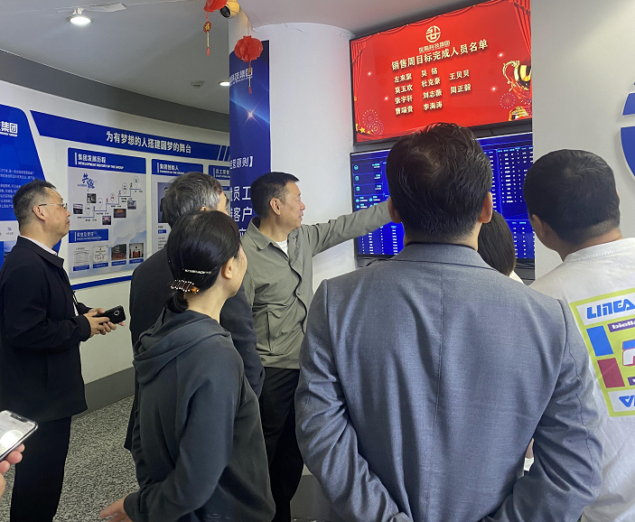 �����ں� У��Я��ح��������ϲ�ְҵ��ѧս�Ժ���Ǣ̸��˳�����